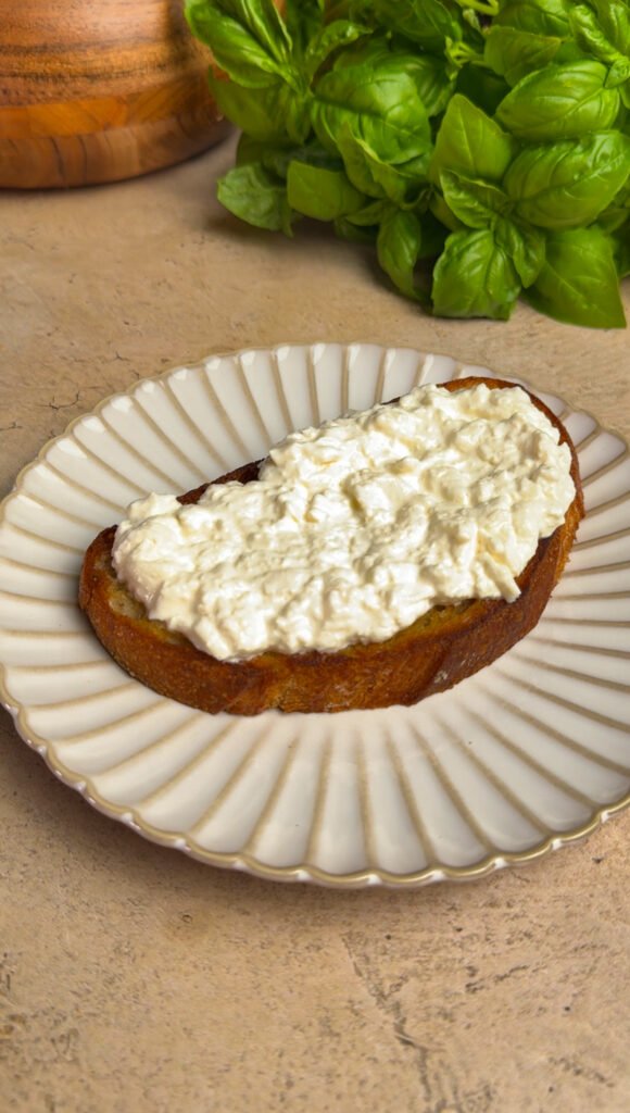 Toast with stracciatella on a round plate