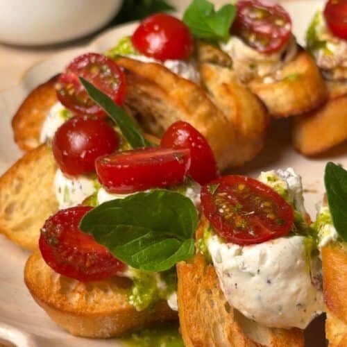 whipped-labneh-crostini-wreath